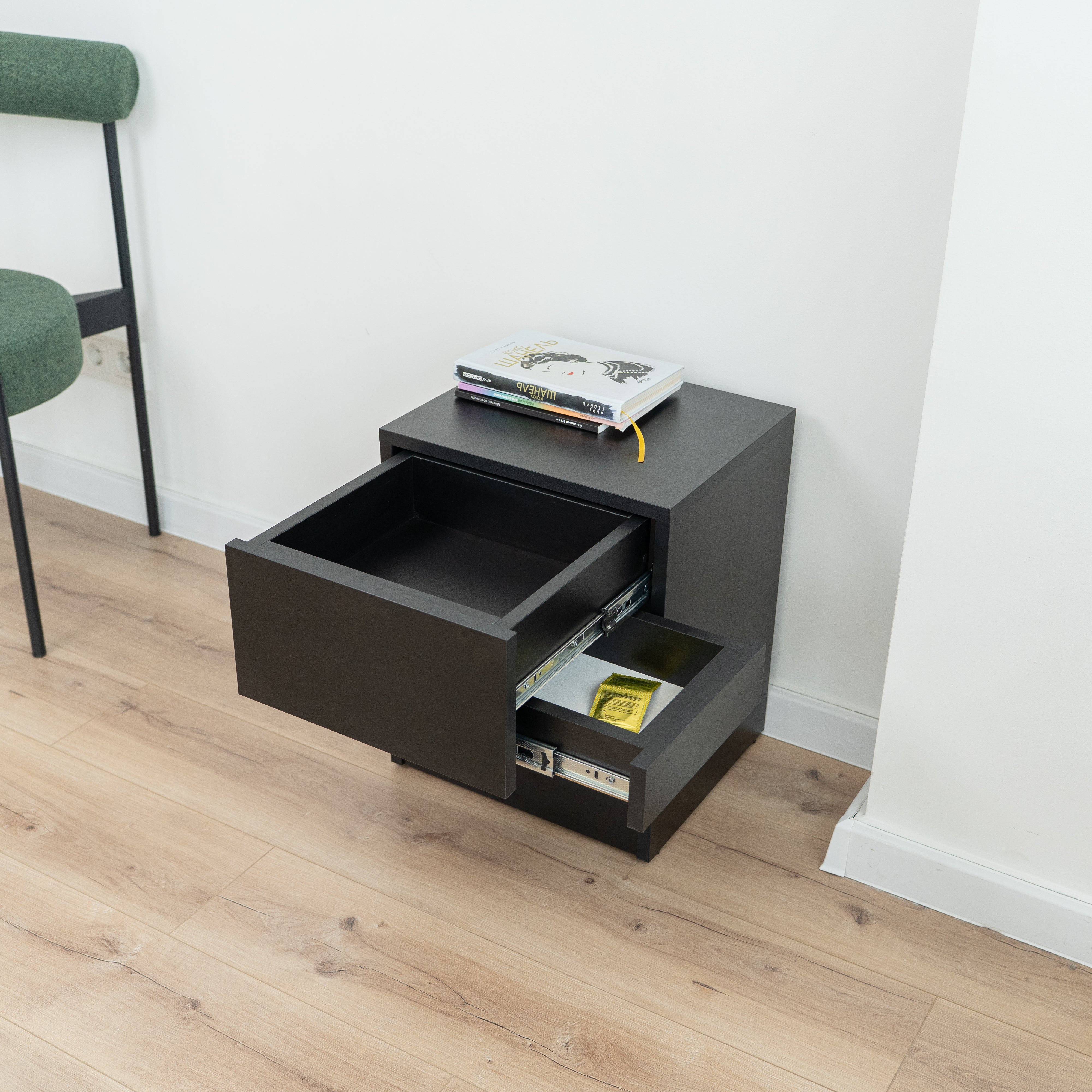 Comodino con contenitore nascosto con serratura B28