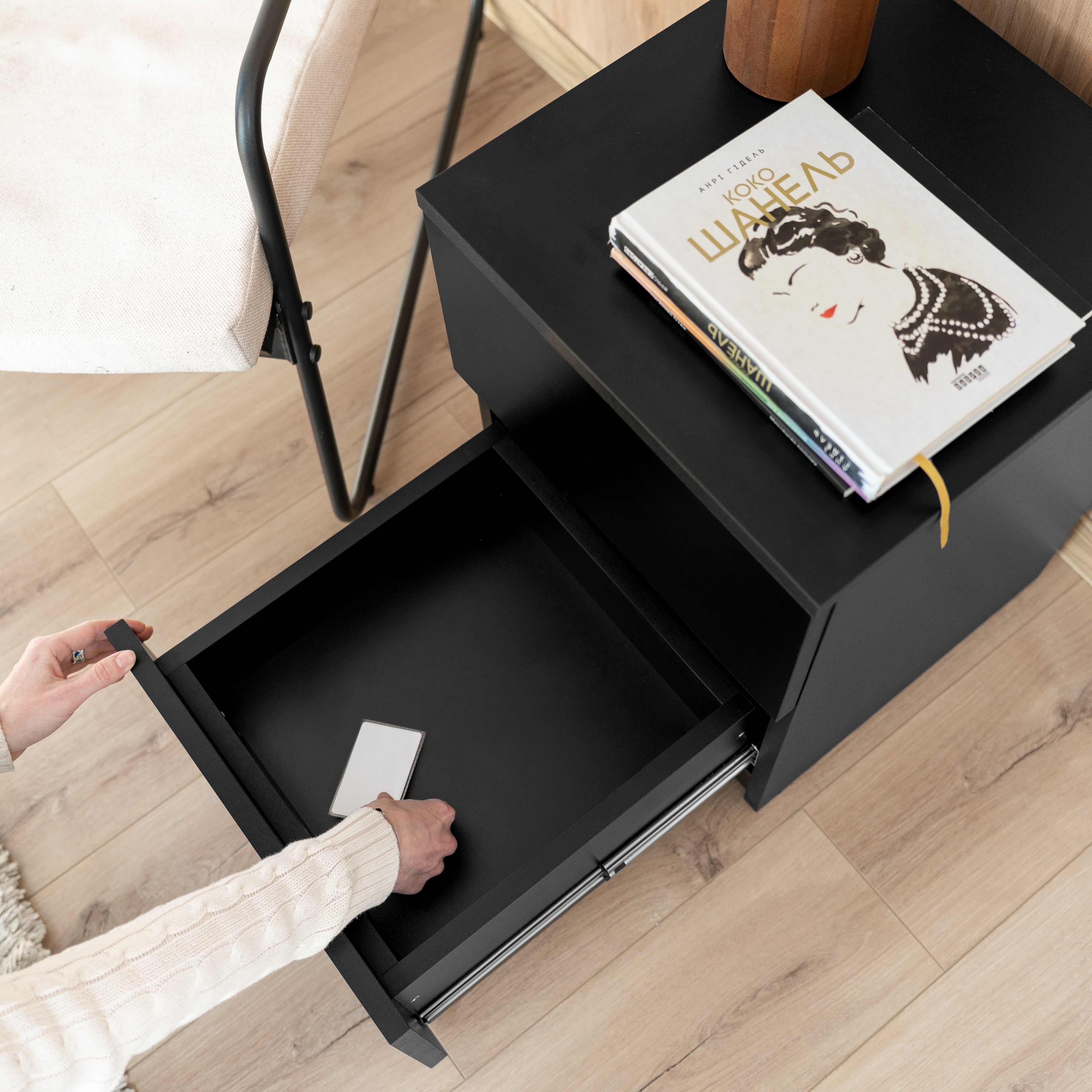 Comodino con contenitore nascosto con serratura B30