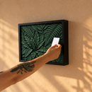 Décoration murale représentant une forêt vert foncé avec rangement RFID caché - D01