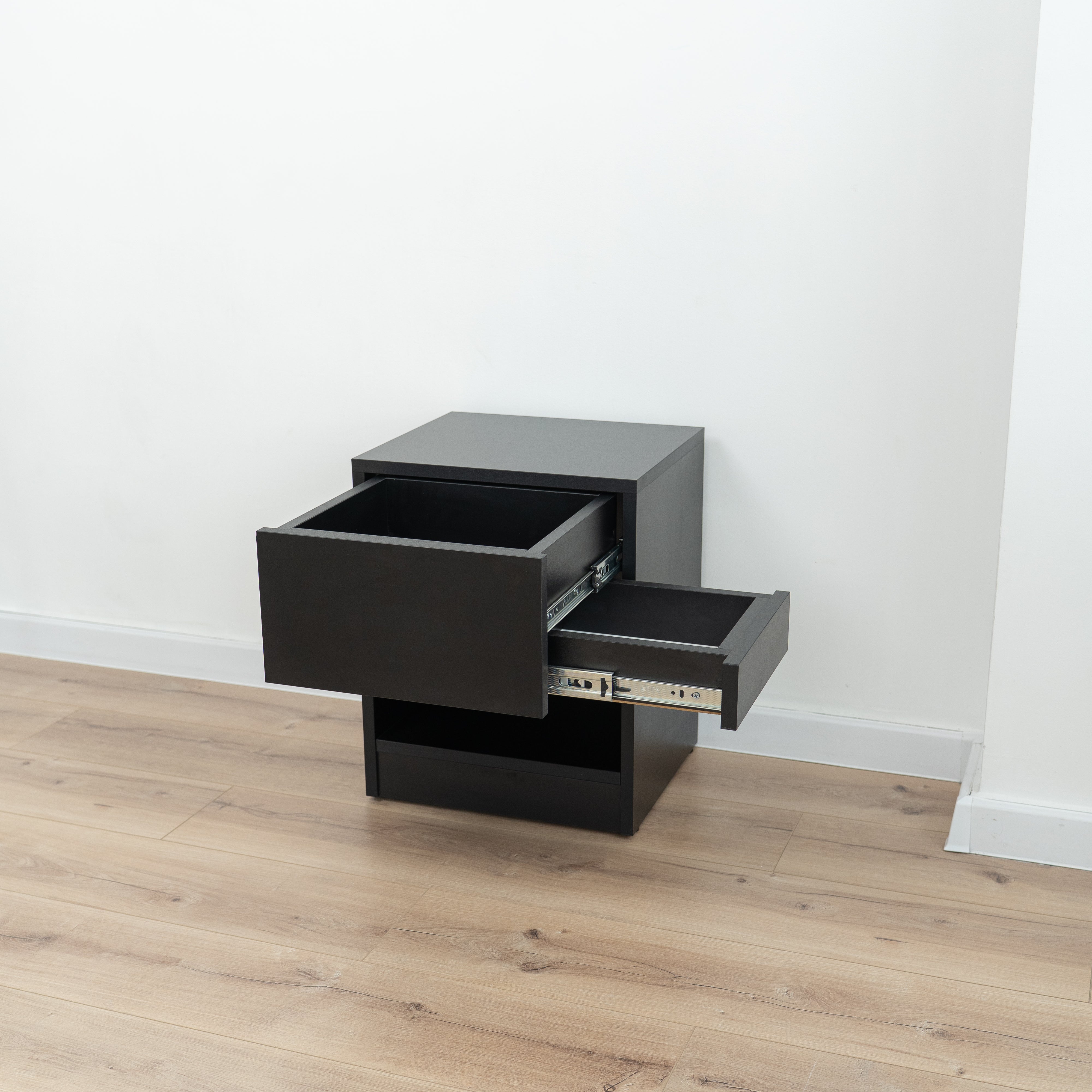 Comodino con contenitore nascosto con serratura B28