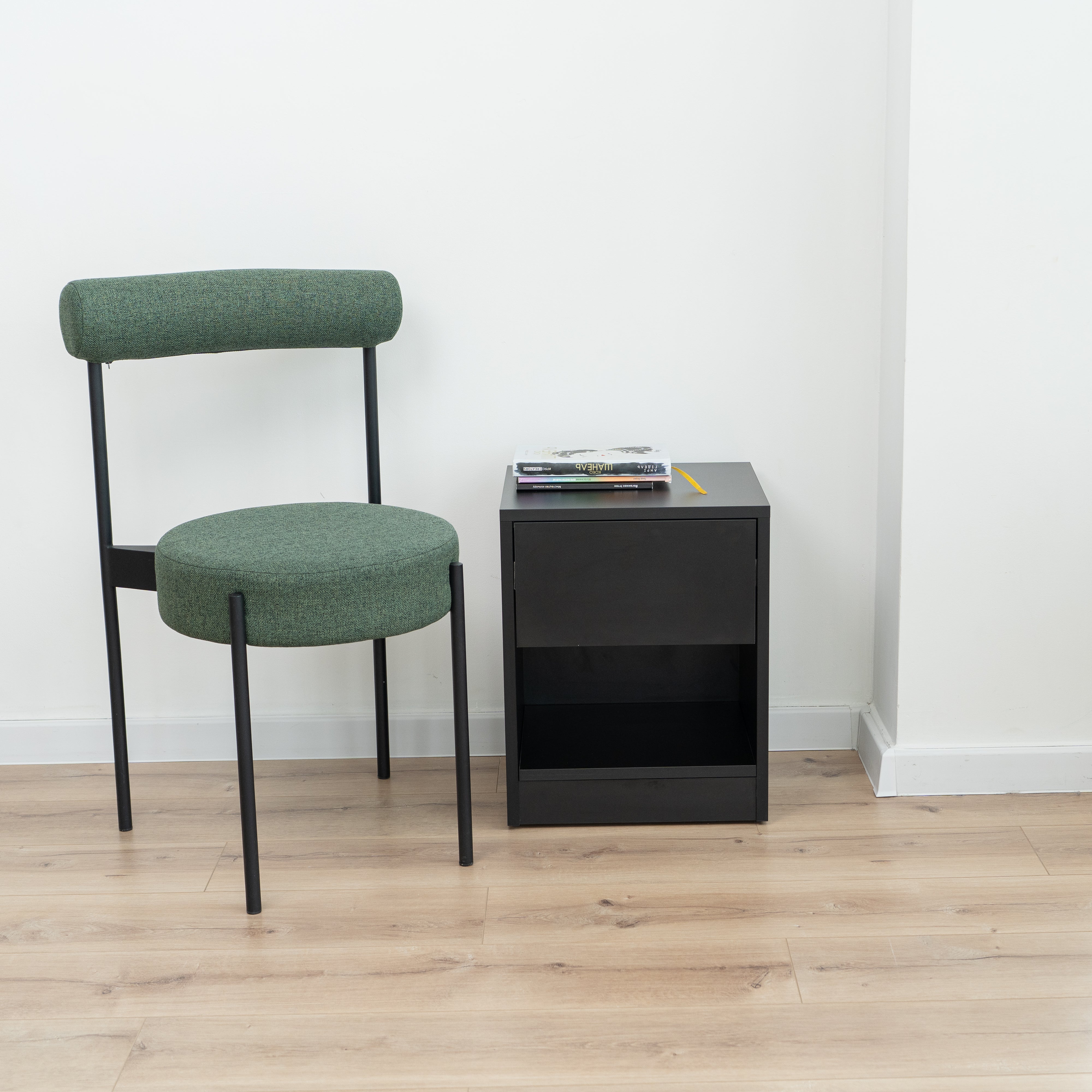 Comodino con contenitore nascosto con serratura B28
