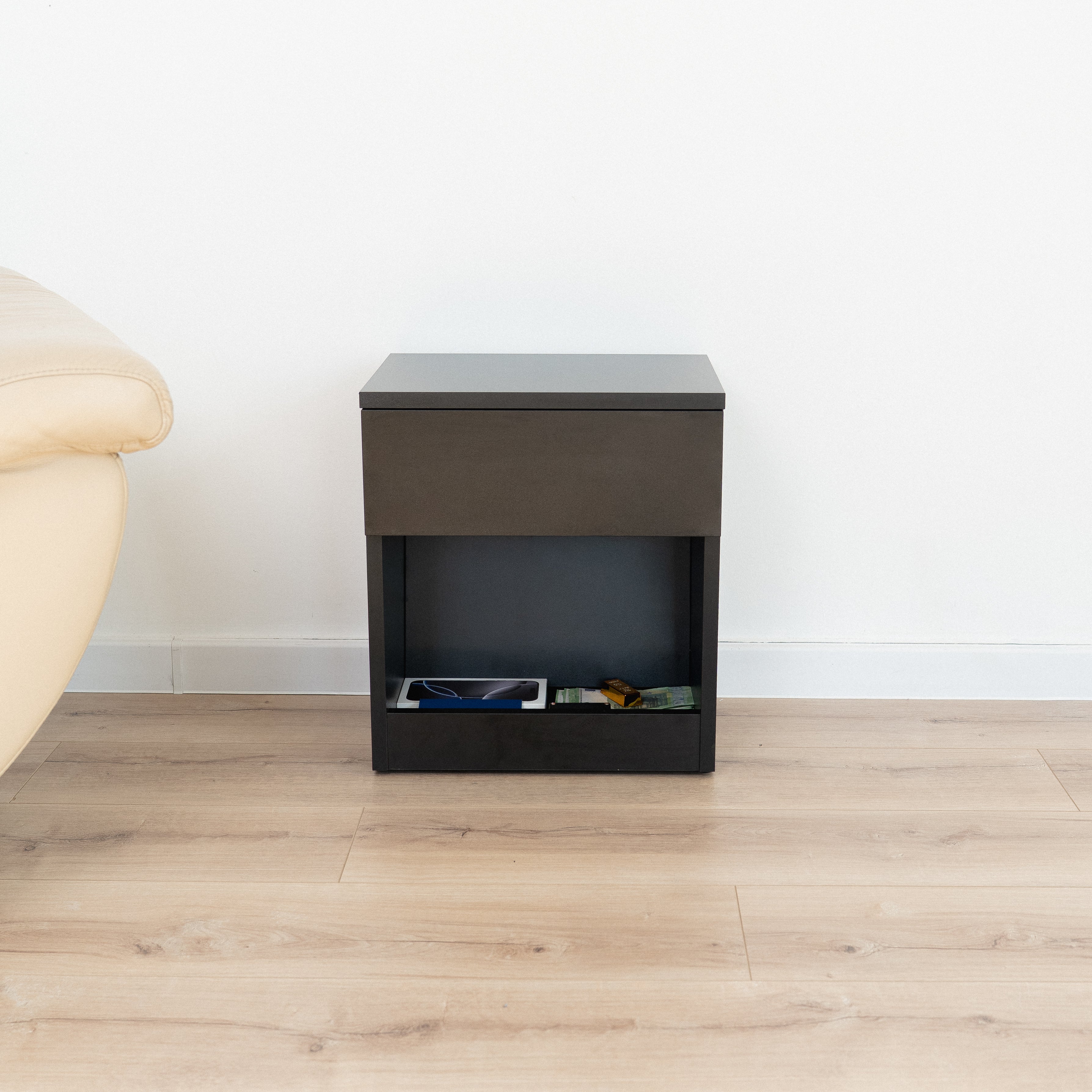 Nachttisch mit versteckter Tresorschublade