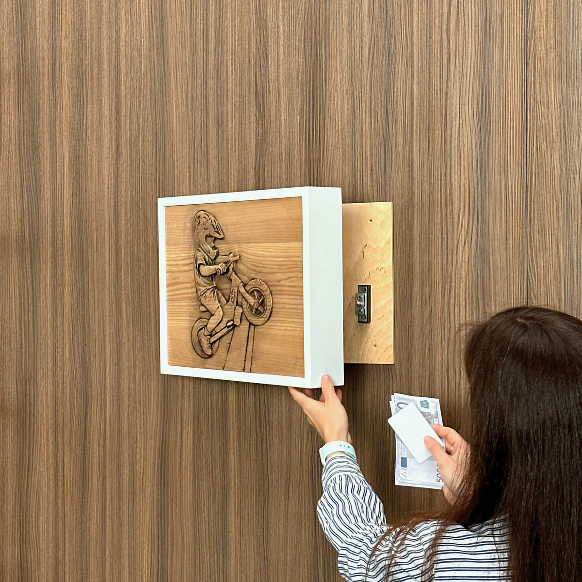 Decorazione murale fotografica personalizzata con vano portaoggetti RFID nascosto – D01