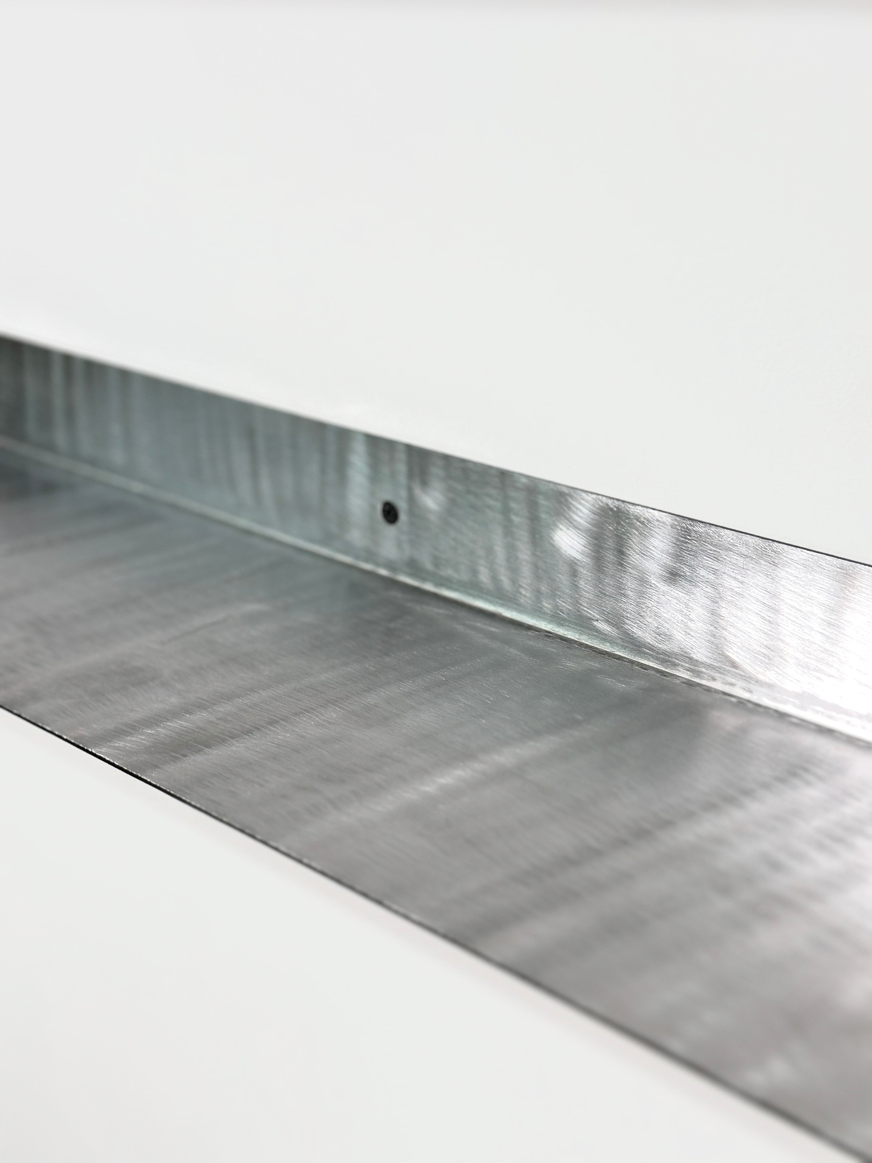 Minimalistisches schwebendes Wandregal aus Metall – pulverbeschichteter Stahl