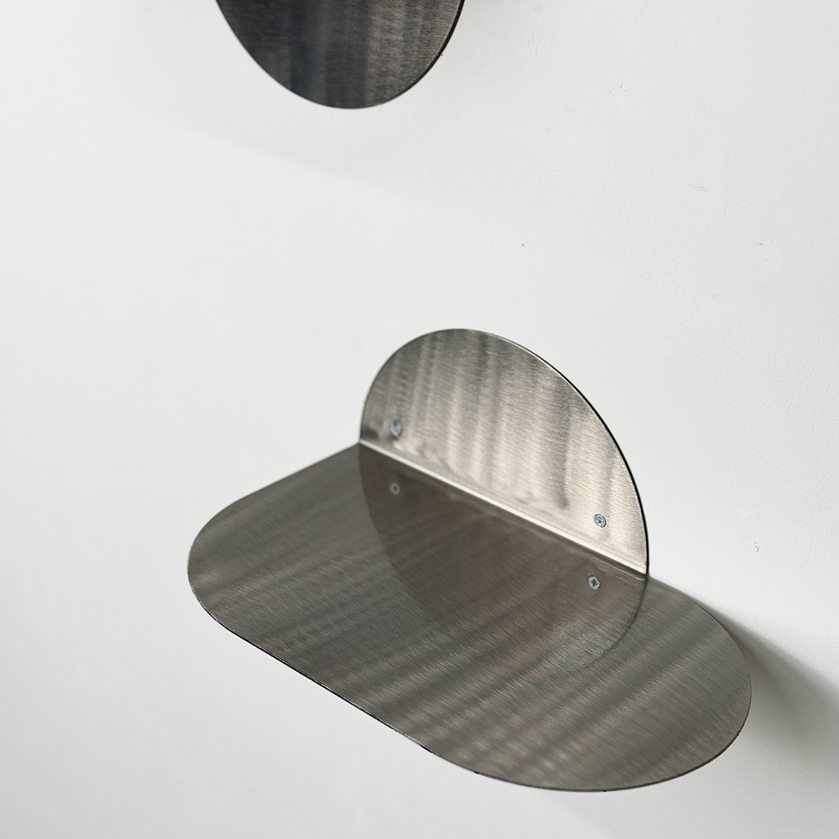 Compact Metal Wall Shelf with Rounded Base – M03