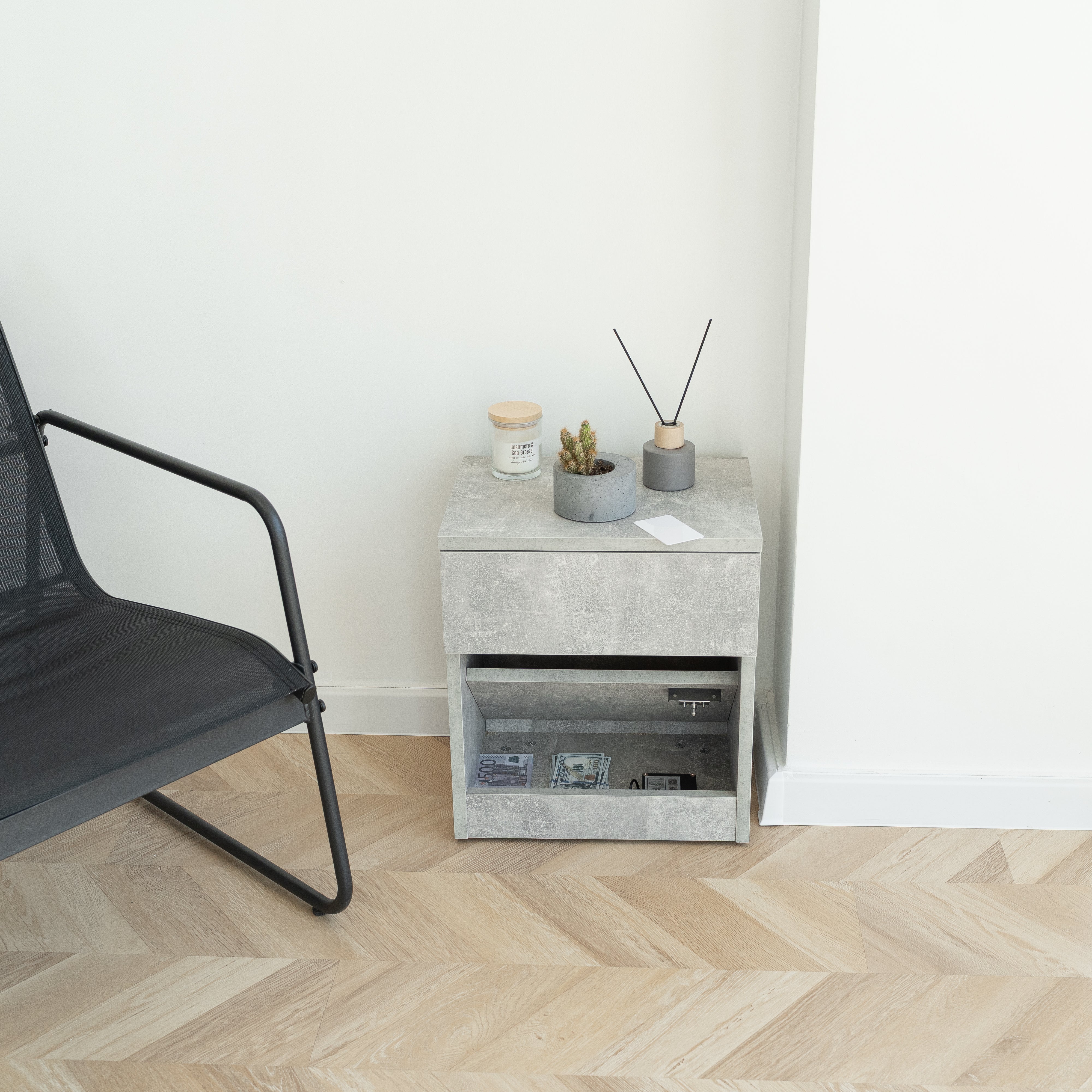 Nachttisch mit versteckter Tresorschublade B22