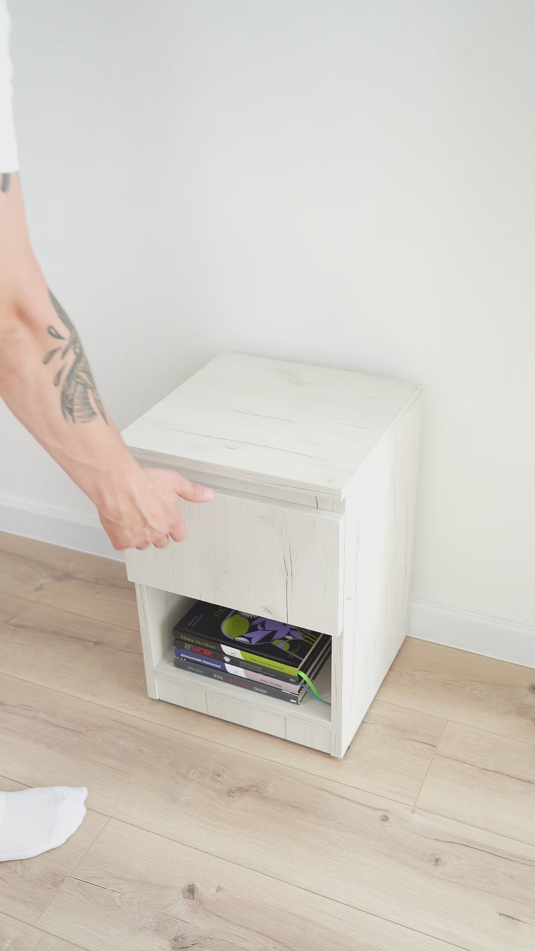 Comodino stretto con due scomparti nascosti e serratura RFID – B38