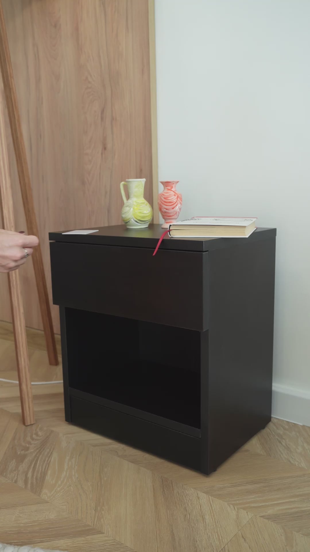 Nachttisch mit versteckter Tresorschublade