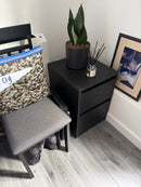 White Hiddo nightstand B28 with a drawer and open lower shelf between two beds